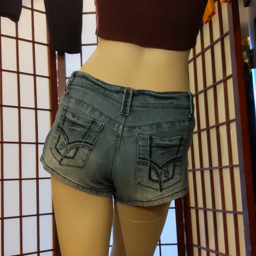Shorts - Picture 3 of 4